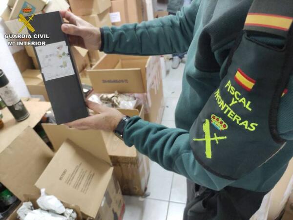 La Guardia Civil levanta un acta de denuncia a un establecimiento alimentario en Elche por la tenencia de bebidas alcohólicas ilegales 