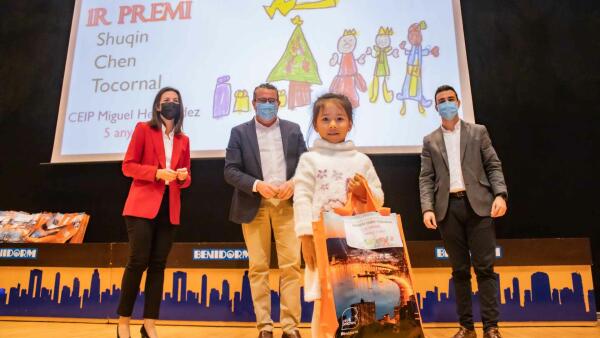 Benidorm entrega los premios del XIII Concurso Escolar de Postales Navideñas al alumnado de Infantil y Primaria 