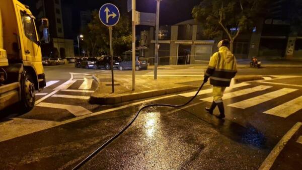 Benidorm inicia una nueva campaña de baldeo de calles en todos los barrios de la ciudad  