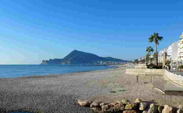 Altea // La playa de l’Espigó de Altea estrena Bandera Azul
