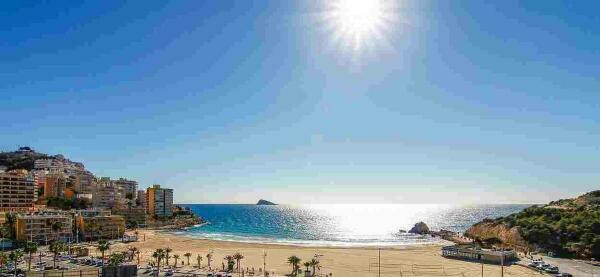 La Cala de Finestrat, distinguida un año más con la “Bandera Azul”  