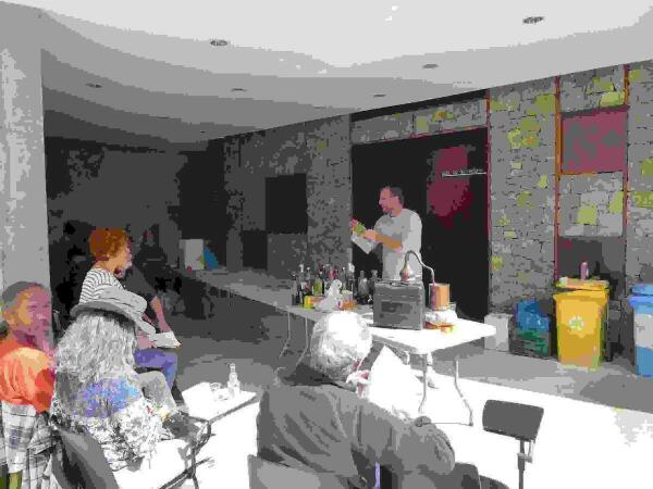 El CEM Captivador de La Nucía acogió el “Taller de Elaboración de Bebidas Tradicionales”