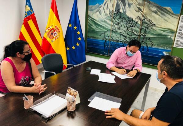 Vecinos de Terra Marina recogen firmas para pedir a Fomento que reduzca la contaminaci&oacute;n ac&uacute;stica en la AP7 a su paso por la urbanizaci&oacute;n.  