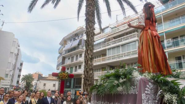 La lluvia no impide a Benidorm celebrar la Festa de la Creu, que se vive por partida doble