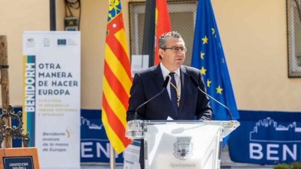 Benidorm conmemora el Día de Europa en la recién renovada Plaza Neptuno  