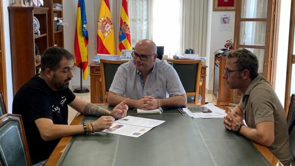 El Ayuntamiento de la Vila Joiosa recibe a Gaspar Ruiz, miembro del equipo Tronquet 71 Portal de la Marina