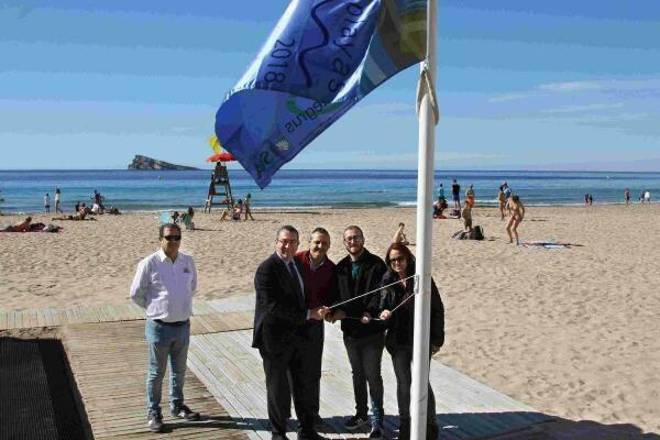 Benidorm iza sus nuevas banderas Ecoplayas que avalan la calidad de su gesti&oacute;n medioambiental 