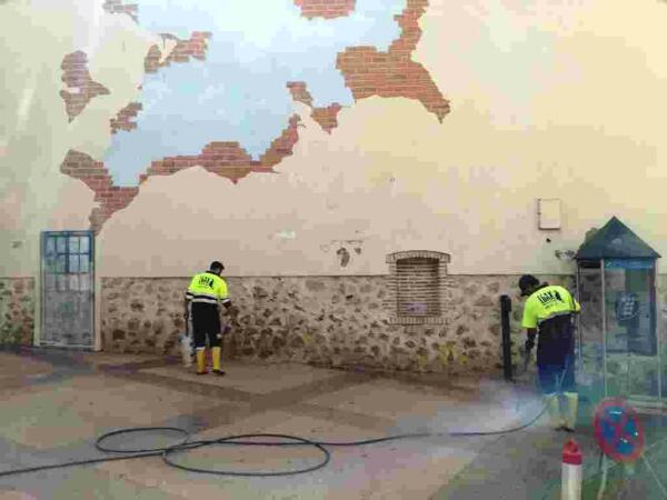 Siguen los trabajos de desincrustaci&oacute;n en las aceras de las calles del casco hist&oacute;rico de Finestrat