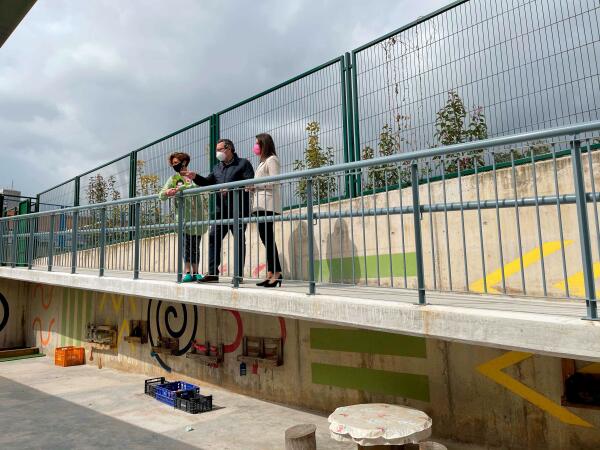 El alcalde y la concejal de Educación visitan la EIM Les Fontanelles y comprueban la utilidad de la nueva salida alternativa