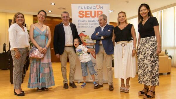 Leo, un niño de Benidorm de 8 años, recibe 3.200 euros para su terapia gracias a tapones reciclados 