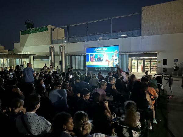  Lleno en la sesión de cine “A Todo Tren. Destino Asturias” en la plaza del Sol