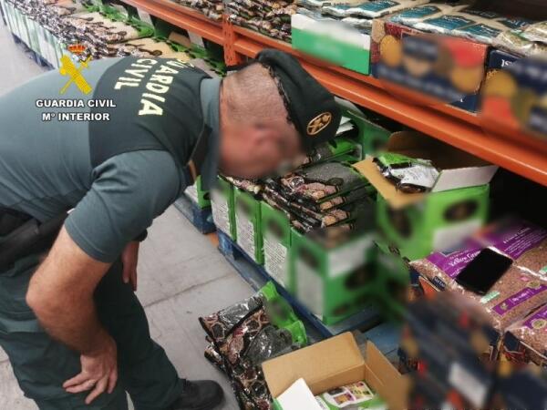 La Guardia Civil ha intervenido más de 34.000 kilos de alimentos no aptos para el consumo con destino a España y Portugal 	