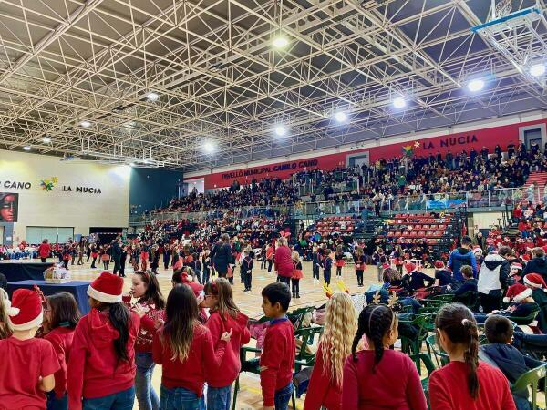 El Festival de Navidad  del Colegio Muixara llenó de bailes el Pabellón