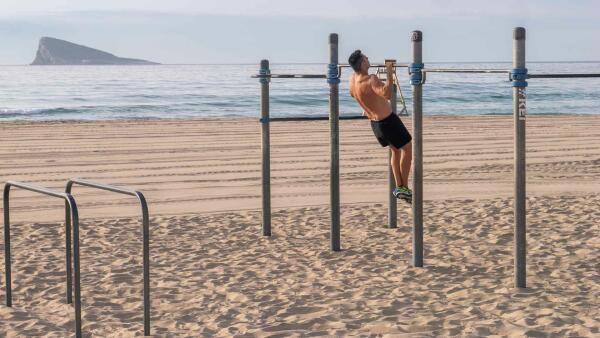 Benidorm mejora y ampl&iacute;a la zona de calistenia de la playa de Poniente