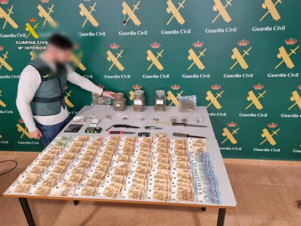 La Guardia Civil desarticula dos clubes cannábicos dedicados a la venta ilícita de drogas en Torrevieja 