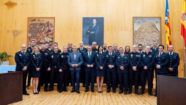 Toni Pérez preside tomas de posesión, entrega de cruces al mérito y felicitaciones a policías locales de Benidorm