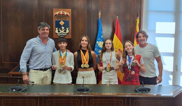 El Alcalde Marcos Zaragoza recibe a cuatro jóvenes deportistas vileros para felicitarles por sus últimos logros deportivos