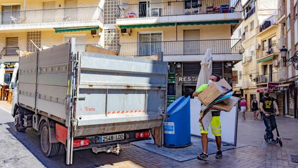 Benidorm implanta en la Plaza de la Constitución un piloto del sistema de contenedores de ‘quita y pon’