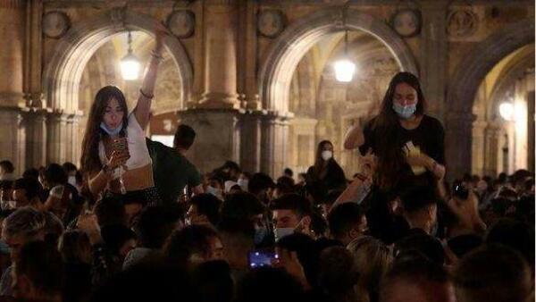 El vacío legal tras el estado de alarma provoca multitudinarias fiestas