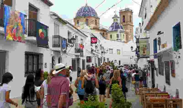 Balconades y la Fira del Xicotet Format acercan el arte al casco antiguo de Altea