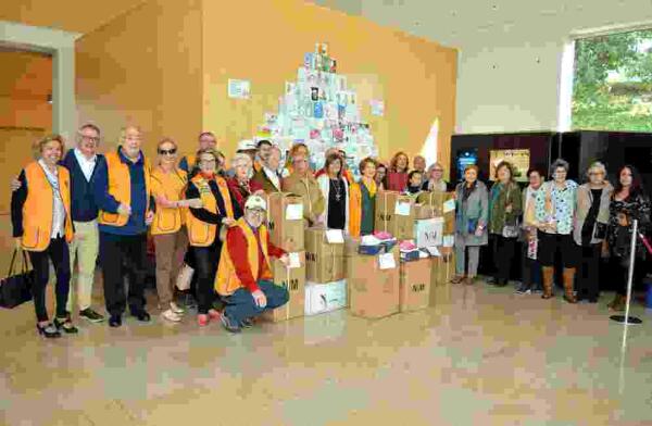 Club de Leones entrega 168 pares de zapatillas a las siete parroquias de Benidorm