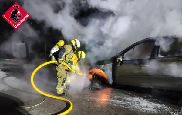 Los Bomberos Provinciales con base en el Parque en Benidorm, sofocaban el primer incendio declarado en un vehículo en la Comarca de la Marina Baixa