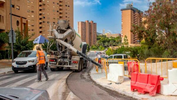 Benidorm ultima las obras de renovación de infraestructuras de agua potable y la red de alcantarillado en la avenida Marina Baixa 