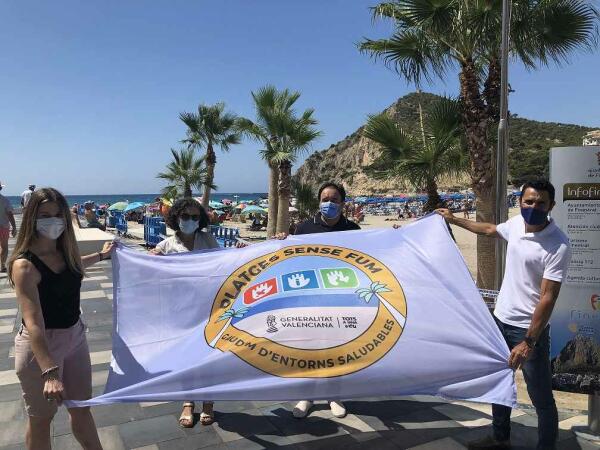 LA BANDERA “PLAYA SIN HUMO” ONDEA EN LA CALA DE FINESTRAT PARA VISIBILIZAR ESTA MEDIDA SANITARIA Y DE PRESERVACIÓN DEL MEDIO AMBIENTE