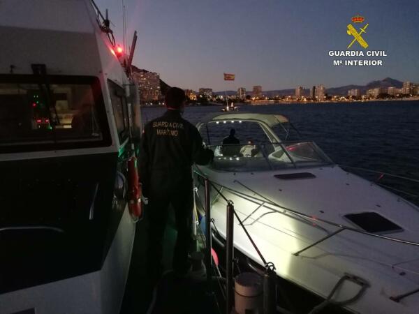 La Guardia Civil descubre una fiesta celebrada en dos yates en la playa de la Albufereta 