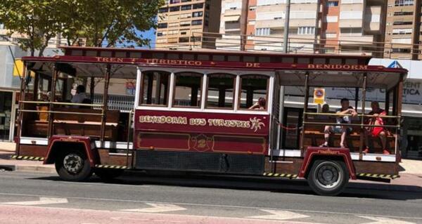 Ciudadanos exige la inmovilización del autobús-tranvía turístico que realiza rutas por Benidorm sin autorización