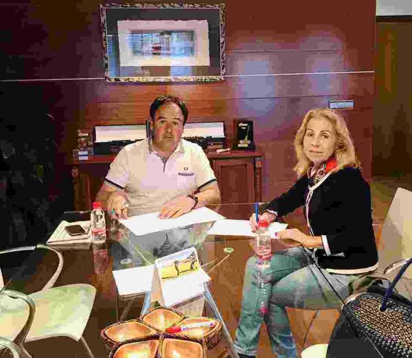 Firma del convenio de colaboración entre el Ayuntamiento de Finestrat y la Sociedad Protectora de Animales de Benidorm