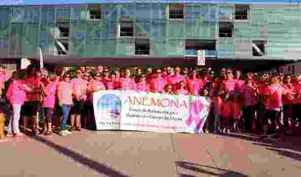 Más de 5.000 personas participan en la Marcha Solidaria de Anémona formando una gran marea rosa por las calles de Benidorm