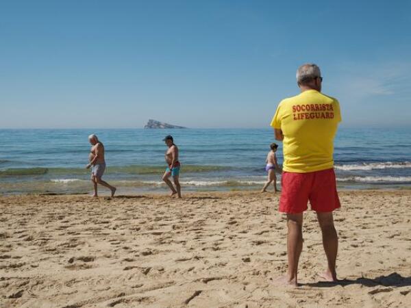 Devuelve una cartera con 6.300 euros que había perdido un turista octogenario en Benidorm