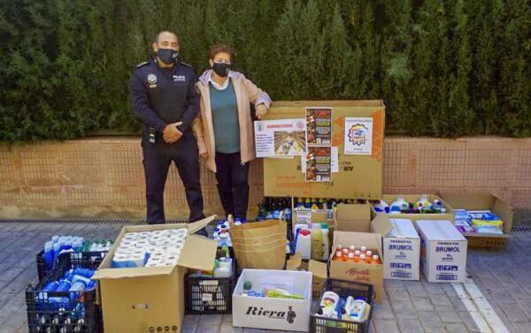 La Asociación Socio Cultural de la Policía Local entrega lotes de productos de higiene a Cáritas Benidorm