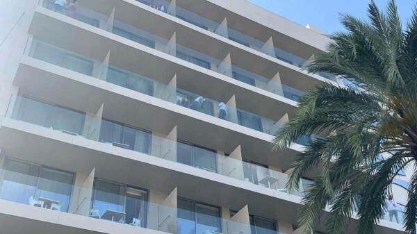 Mueren dos turistas de 26 y 22 años tras precipitarse desde un cuarto piso de un hotel en Platja d'en Bossa 