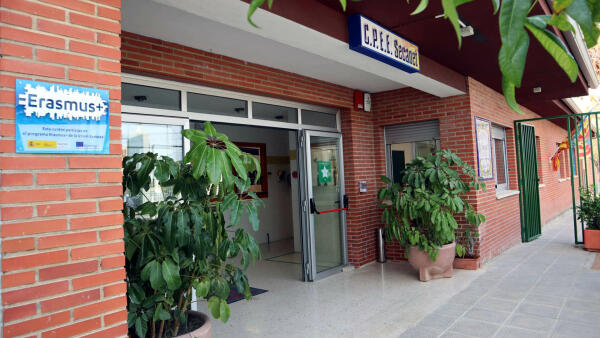 Benidorm beca por primera vez la escuela de verano a ocho menores con necesidades específicas severas en el CPEE El Secanet 