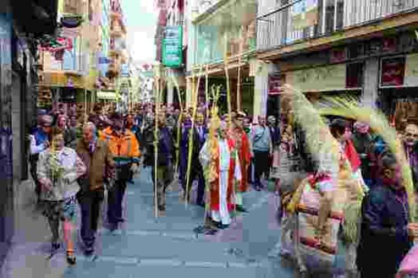 Las procesiones del Domingo de Ramos llenan de palmas las calles de Benidorm