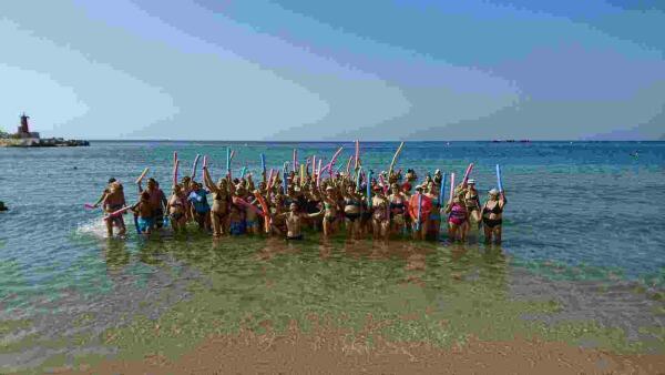 M&aacute;s de 200 personas disfrutan de las actividades gratuitas de la playa Centro de la Vila 