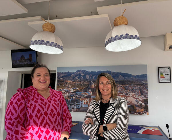 La Tourist Info renueva su iluminación con lámparas artesanales de Lucía Lorente