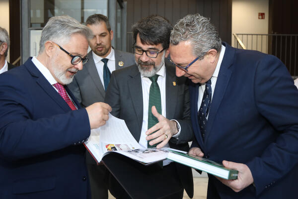 EL PRESIDENTE DE LA DIPUTACI&Oacute;N ASISTE AL ESTRENO DEL DOCUMENTAL &lsquo;ENTRE P&Oacute;LVORA Y TRADICI&Oacute;N&rsquo; SOBRE LAS FIESTAS DE MOROS Y CRISTIANOS DE SANT VICENT DEL RASPEIG