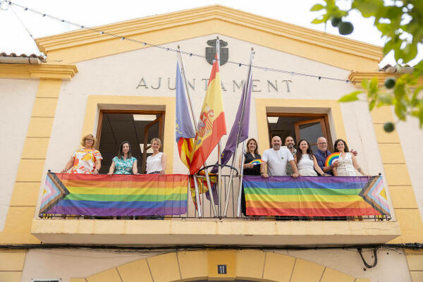 La bandera arcoiris ondea en el Ayuntamiento de l’Alfàs en el Día Nacional del Orgullo LGTBIQ+    