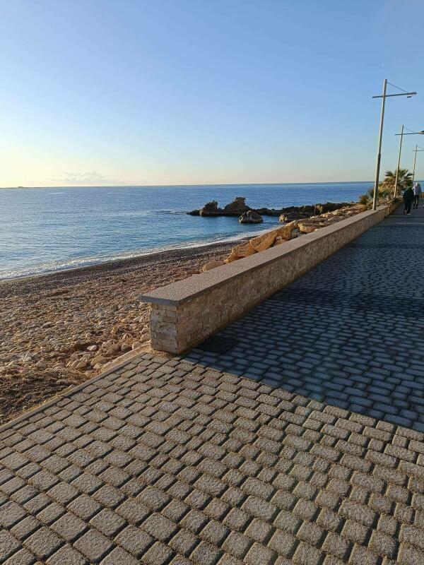 Finalizan las obras de reparación del paseo marítimo de la playa del Tío Roig en Villajoyosa 