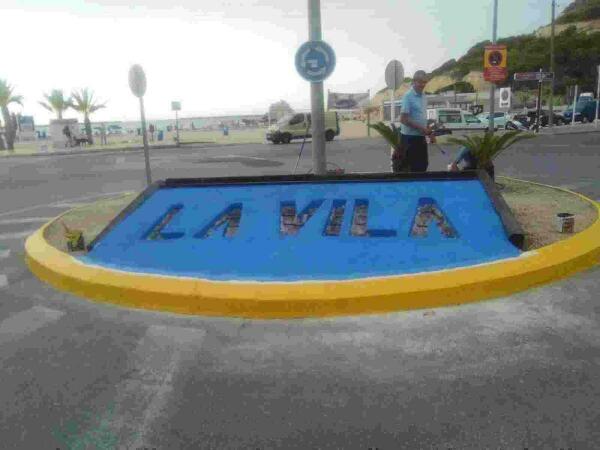 La Vila &middot; Parques y Jardines decora la rotonda de la avenida dels Mariners en la Cala  