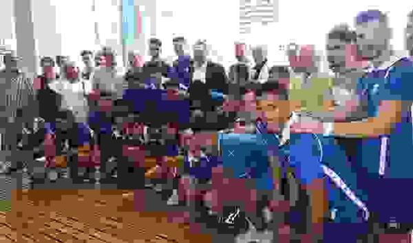 40 futbolistas campeones del CF Ciudad de Benidorm celebran el triunfo con el alcalde 