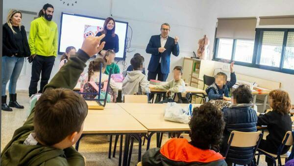 Cerca de una treintena de menores de entre 3 y 12 años asisten a la ‘Escuela de Navidad’