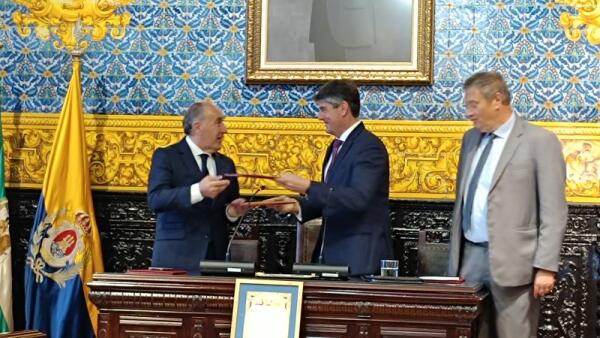 Los alcaldes Marcos Zaragoza y José Ignacio Landaluce firman el acuerdo de hermanamiento de las ciudades de Villajoyosa y Algeciras  