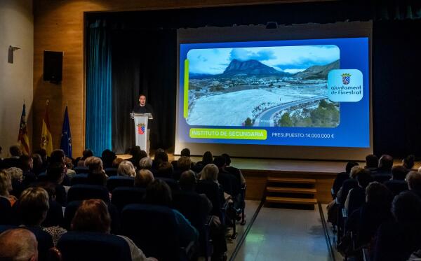 ALTA PARTICIPACIÓN DE LOS VECINOS DE FINESTRAT EN LA CHARLA DEL ALCALDE, JUANFRAN PÉREZ LLORCA