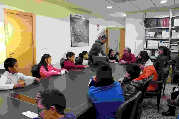 Callosa &middot; Alumnos del colegio Bernat de Sarri&agrave; entrevistan al alcalde sobre su gesti&oacute;n