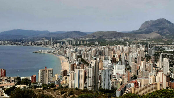 Benidorm registra la oferta para contratar durante un año a 57 jóvenes menores de 30 años