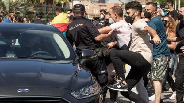 Sonoro abucheo, insultos y golpes al coche del presidente Sánchez a su llegada a Ceuta 